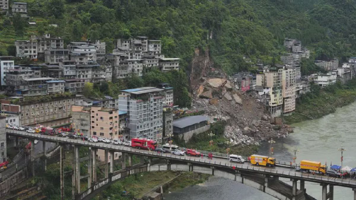 Tebing Bukit Longsor Timbun Permukiman Chongqing, Puluhan Orang Hilang