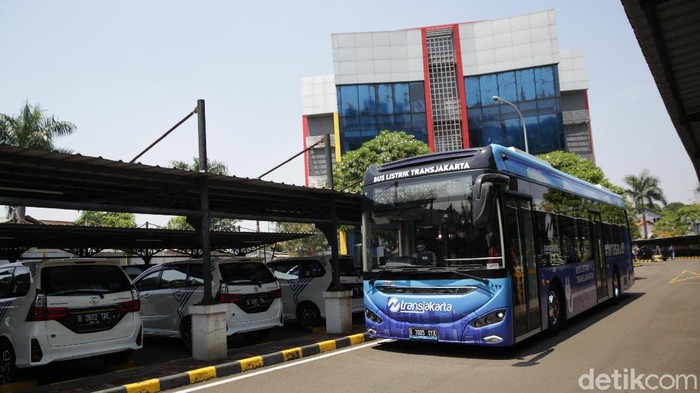 Bus TransJ Tabrak Separator Busway di MT Haryono Berhasil Dievakuasi, Arus Lalu Lintas Kembali Lancar