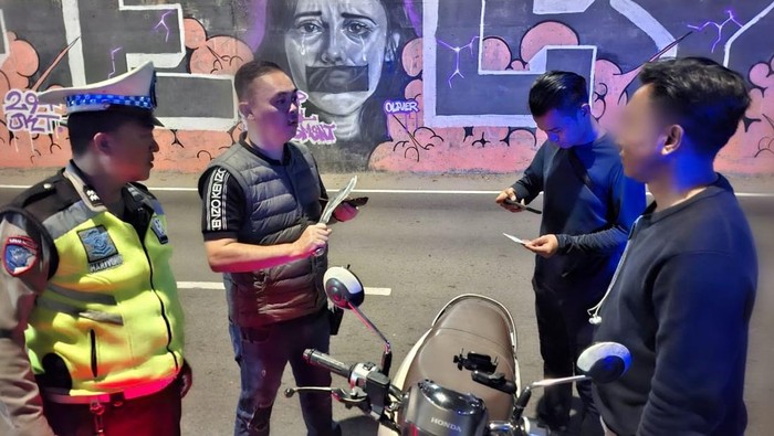 Patroli Dini Hari, Polisi Amankan Pria Bawa Badik di Palmerah Jakbar