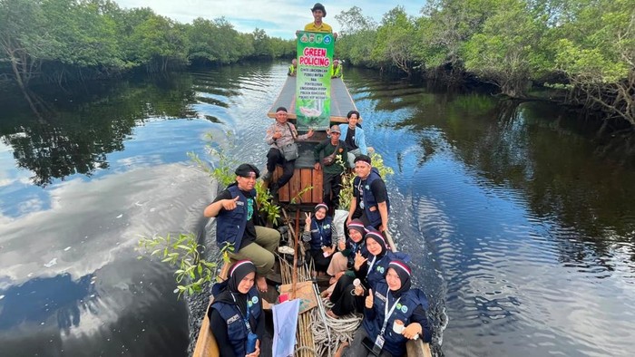 Jaga Pulau Terluar dari Abrasi, Bhabin dan Mahasiswa Tanam Mangrove di Meranti