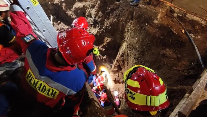 Detik-Detik Penyelamatan: Petugas Berjibaku 3 Jam Evakuasi Balita dari Lubang 3,7 Meter di Tebet