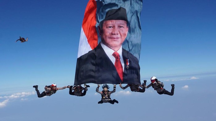 ## Momen Foto Prabowo Dikibarkan Penerjun Payung Polri di Langit