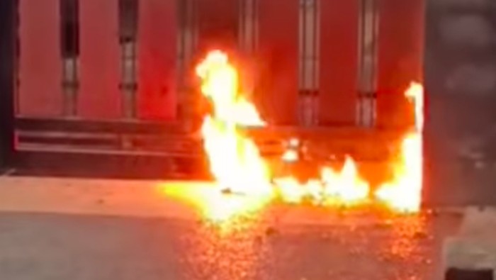 Rumah Pengacara di Ciracas Dilempar Bom Molotov, Warga Curigai Orang Asing Mondar-Mandir Sebelum Kejadian