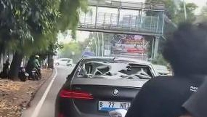 BMW Listrik Tabrak Pemotor di Meruya Selatan, Diduga Kabur hingga Diamuk Warga