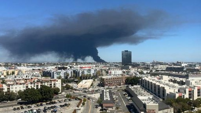Gudang Makanan Beku di Los Angeles Terbakar Hebat, Pemerintah Kota Tetapkan Status Darurat