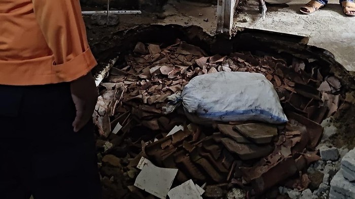 Tanah Amblas di Rumah Warga Caringin Bogor, Keselamatan Penghuni Terancam