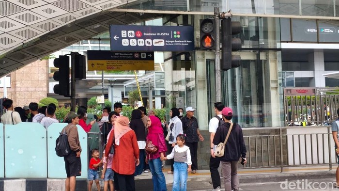 Halte TJ Bundaran HI Dipadati Warga yang Hendak Menyaksikan Puncak Perayaan HUT ke-499 Jakarta