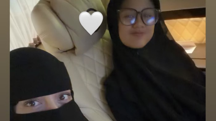 Haru Celine Evangelista Antar Putri Sulung Mondok di Pesantren