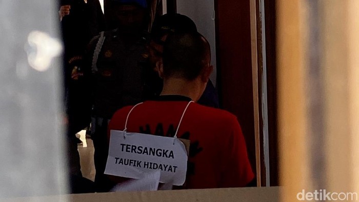 Pemandangan Taufik Hidayat Jalani Rekonstruksi Kasus Penyekapan di Mapolda Jabar
