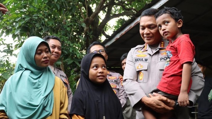 Kapolres Depok Turun Langsung, Beri Bantuan untuk Novi Bocah Viral yang Mengamen demi Biaya Sekolah
