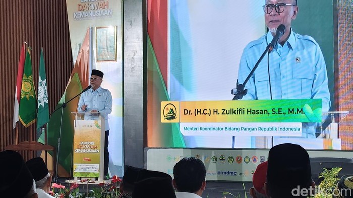 TAWANGMANGU, Beritainti.com – Menteri Koordinator Bidang Pangan (Menko Pangan) Zulkifli Hasan (Zulhas) mengungkapkan bahwa Koperasi Desa (Kopdes) Merah Putih akan berperan sebagai pembeli siaga (offtaker) yang siap menyerap hasil produksi petani dan nelayan ketika harga di pasaran sedang anjlok. Komoditas yang akan dibeli mencakup gabah dari petani serta ikan tangkapan nelayan.
