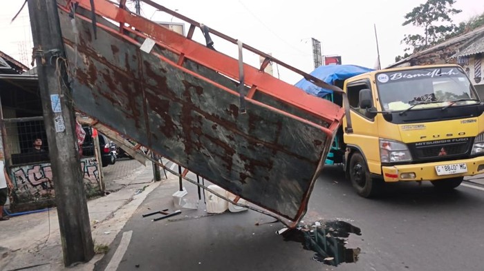 Bak Truk Nyangkut Kabel Listrik di Ciputat, Lalu Lintas Macet Panjang