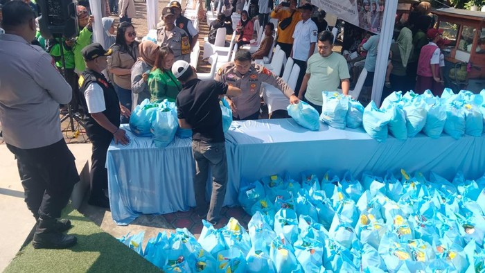 Hari Bhayangkara ke-80, Polisi Bagikan Sembako untuk Warga Cisauk Tangsel