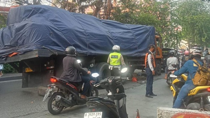 Truk Patah As Roda di Jalan Cengkareng, Lalu Lintas Macet Parah