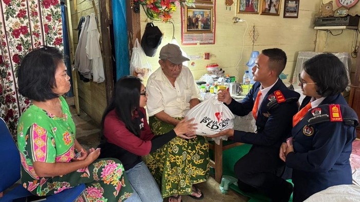 YASOP & Artha Graha Peduli Bentuk Karakter 360 Siswa Asrama Lewat Bakti Sosial Door-to-Door di Balige