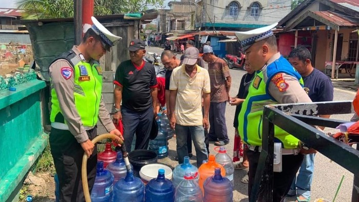 Polda Riau Salurkan 5.113 Paket Bansos dan Air Bersih Jelang HUT Bhayangkara ke-80