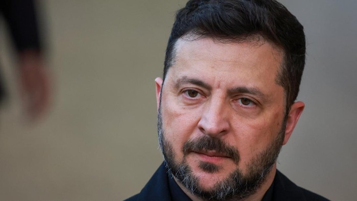 Kyiv, Beritainti.com — Presiden Ukraina Volodymyr Zelensky melontarkan ejekan tajam terhadap Rusia yang tengah bergulat dengan krisis bahan bakar minyak (BBM) di tengah konflik berkepanjangan yang memasuki tahun keempat. Dalam pernyataan terbarunya, Zelensky menyoroti ironi situasi yang dihadapi warga Rusia, yang harus mengantre panjang di pom bensin sementara Kremlin tetap bersikeras melanjutkan agresi militer dengan intensitas tinggi.