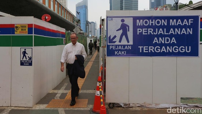 Trotoar Darurat MRT Bundaran HI Disulap Jadi Lorong Taman Labirin