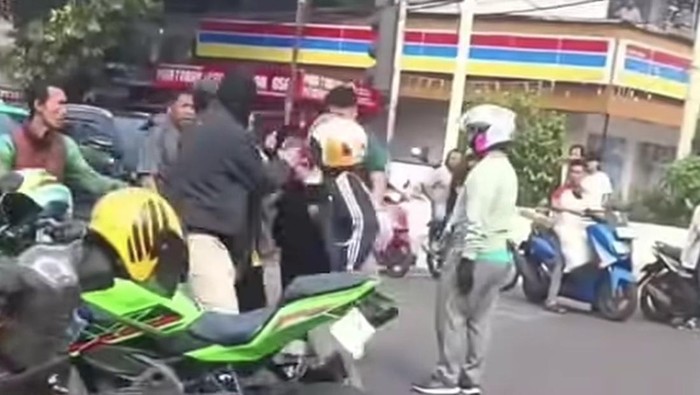 Viral Pemotor di Jaksel Pukuli Pasutri di Jalanan, Polisi Selidiki