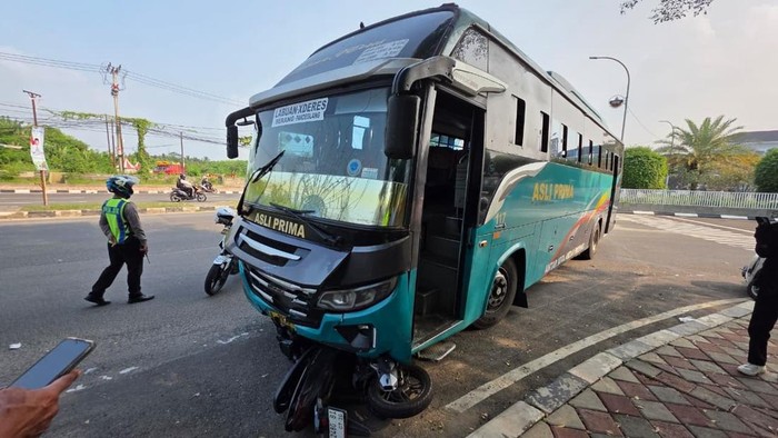 Terobos Lampu Merah, Bus Tabrak Pemotor hingga Tewas di Serang
