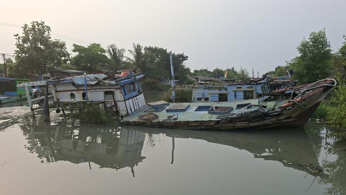 Puluhan Bangkai Kapal Teronggok di Karangantu hingga Nyaris Tenggelam