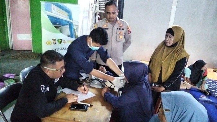 Dokkes Polri Respons Cepat: Periksa Kesehatan Warga Terdampak Asap Kebakaran TPA Jatiwaringin