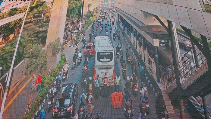 Bus Alami Gangguan di Gatot Subroto Berhasil Dievakuasi, Arus Lalu Lintas Kembali Lancar