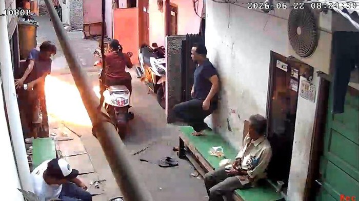 Rekaman CCTV Viral Ungkap Ibu dan Balita Jadi Korban Salah Sasaran Lemparan Molotov di Gang Sempit Koja