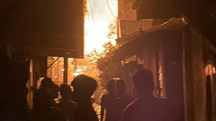 JAKARTA - Kebakaran Rumah di Palmerah, 90 Personel Damkar Dikerahkan