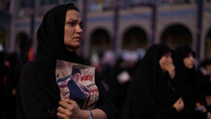 Tangis dan Doa Iringi Perpisahan Terakhir Ayatollah Ali Khamenei di Teheran