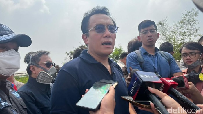 Wamen LH Jengkel, Kebakaran TPA Jatiwaringin Jadi Tontonan Warga