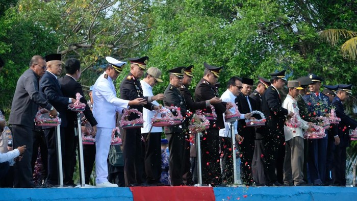Hari Bhayangkara Ke-80, Polda Banten Gelar Prosesi Tabur Bunga di Selat Sunda