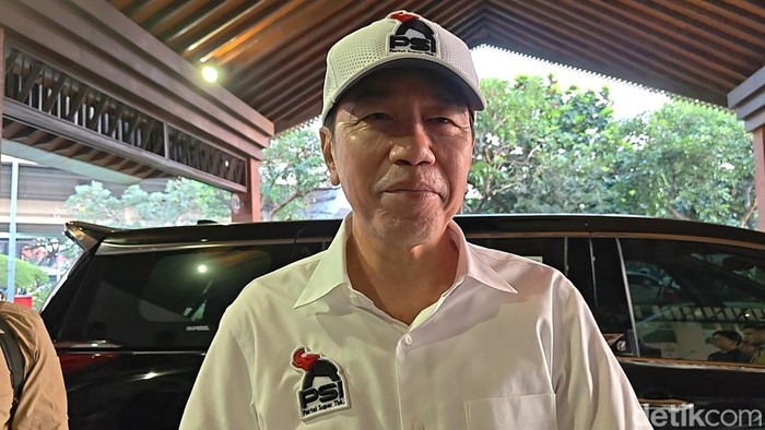 Jokowi Pakai Kemeja dan Topi PSI Kiriman Kaesang Saat ke Lampung