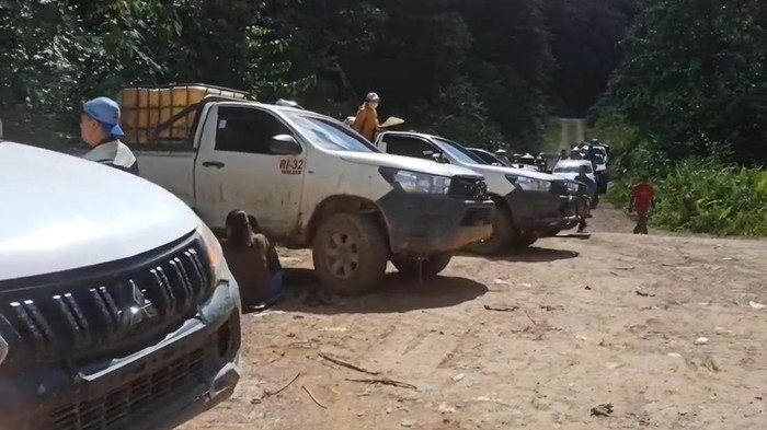 Sopir Malaysia Murka Jalan Rusak di Kaltara, Rombongan Gereja Terjebak Berjam-jam dan Kelaparan