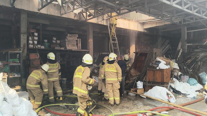 Kebakaran Toko Material di Karet Kuningan Berhasil Dipadamkan, Kerugian Capai Rp 1,2 Miliar