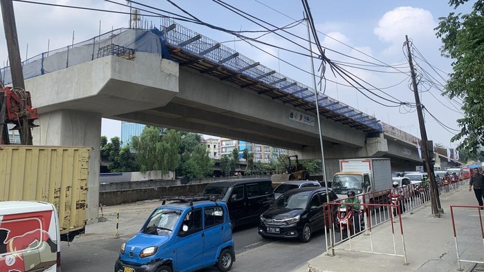 IRONI KEMACETAN LATUMENTEN: LANCAR HANYA SAAT LEWAT TENGAH MALAM, WARGA BERHARAP FLYOVER JADI JAWABAN