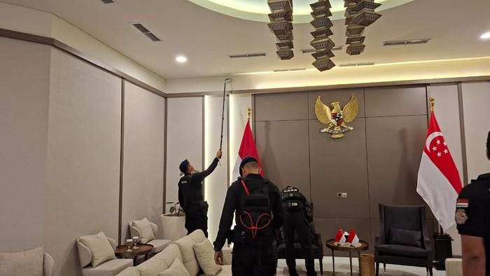 Brimob Polda Metro Sterilisasi Bandara Halim Jelang Kunjungan PM Singapura