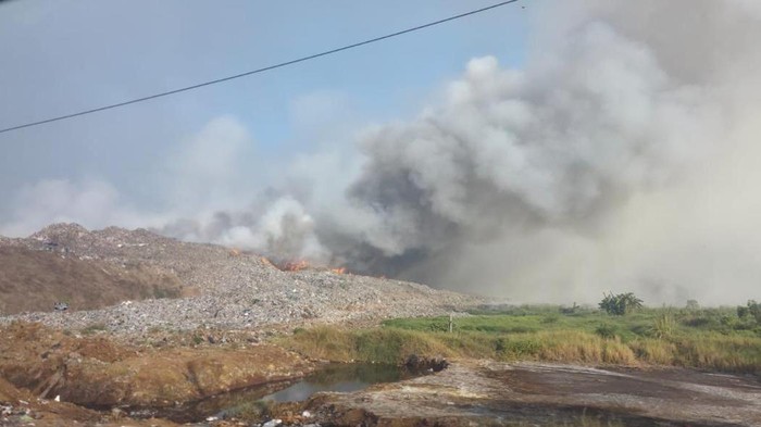 Update Kebakaran TPA Jatiwaringin: Api Belum Padam, Petugas Terkepung Asap