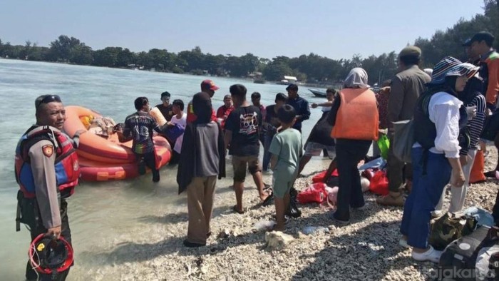 KM Makmur Jaya Mati Mesin di Perairan Pulau Pari, 150 Penumpang Dievakuasi