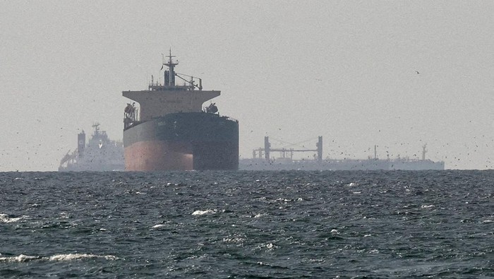 Panas Lagi! Iran Tembakkan 2 Rudal ke Kapal-kapal di Selat Hormuz
