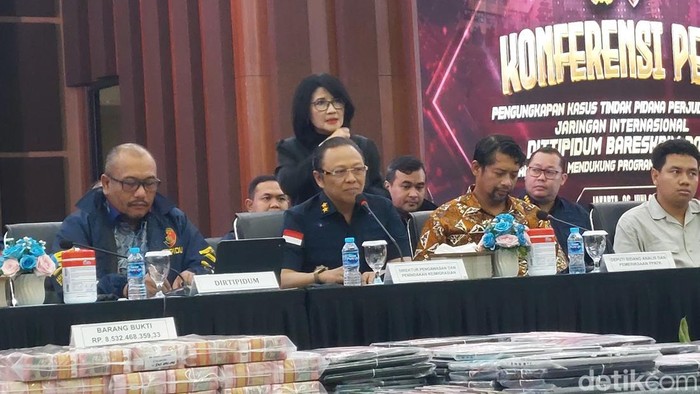 IMIGRASI DALAMI 15 PERUSAHAAN PENJAMIN WNA SINDIKAT JUDI ONLINE HAYAM WURUK
