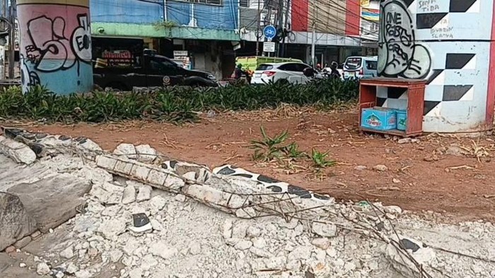 Aksi 'Rayap Besi' Buka-bukaan Gondol Pagar Taman di Bawah Flyover Kampung Melayu