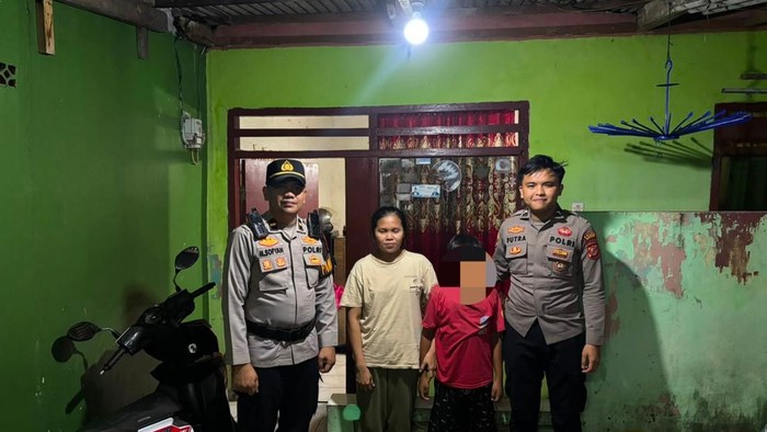 Polisi Antar Bocah Hilang di Stadion Pakansari Kembali ke Pelukan Keluarga