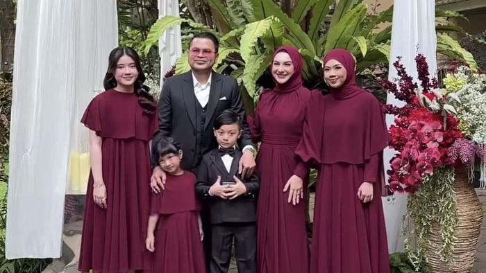 Penampilan Simpel Irish Bella di Pernikahan Adik, Gaun Marun Curi Perhatian