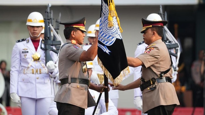 JAKARTA — Korps Lalu Lintas (Korlantas) Polri resmi menggelar upacara serah terima jabatan Kepala Korps Lalu Lintas (Kakorlantas) di Lapangan NTMC Polri, Jakarta, Sabtu (4/7/2026). Tongkat komando kini beralih dari Inspektur Jenderal Agus Suryonugroho kepada Inspektur Jenderal Wibowo, menandai babak baru dalam estafet kepemimpinan di tubuh lembaga penegak hukum lalu lintas tersebut.