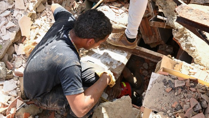 Tim SAR dan Relawan Berjibaku di Antara Puing Gempa Venezuela