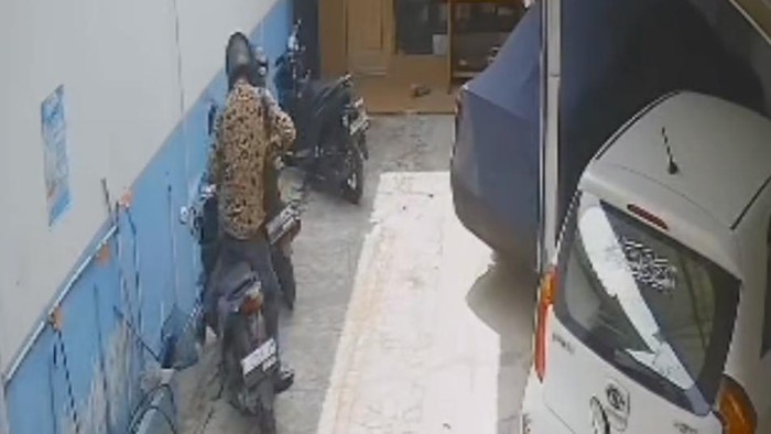 Viral Maling Motor Beraksi di Parkiran SPPG Bogor, Polisi Buru Pelaku