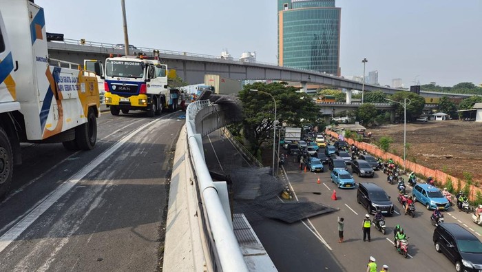 Truk Terbalik di Layang Tomang Sudah Dievakuasi, Gerbang Tol Dibuka Lagi