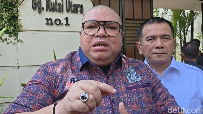 JAKARTA — Pengacara Razman Arif Nasution resmi dieksekusi ke Lembaga Pemasyarakatan (Lapas) Kelas I Cipinang setelah Mahkamah Agung (MA) menolak permohonan kasasi yang diajukannya. Penolakan ini menguatkan vonis 1,5 tahun penjara dalam kasus pencemaran nama baik yang melibatkan sesama pengacara, Hotman Paris Hutapea.