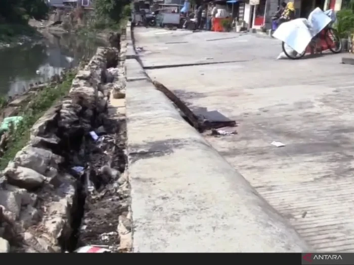 Jalan di Pulogadung Amblas 5 Bulan, Warga Cemas Kerusakan Makin Parah